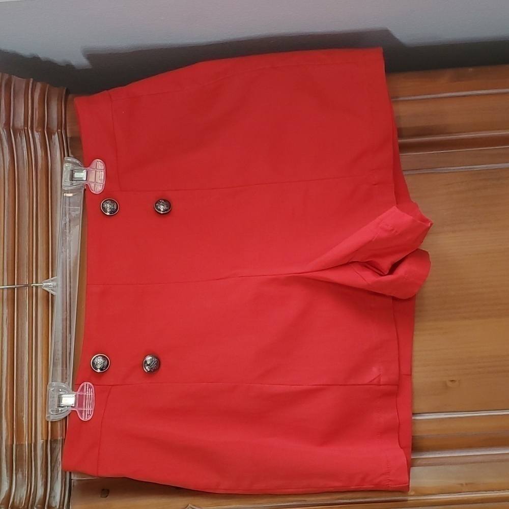 SOHO, red woman's stretch shorts. PXL. 4 Beautifull silver buttons. So very cute